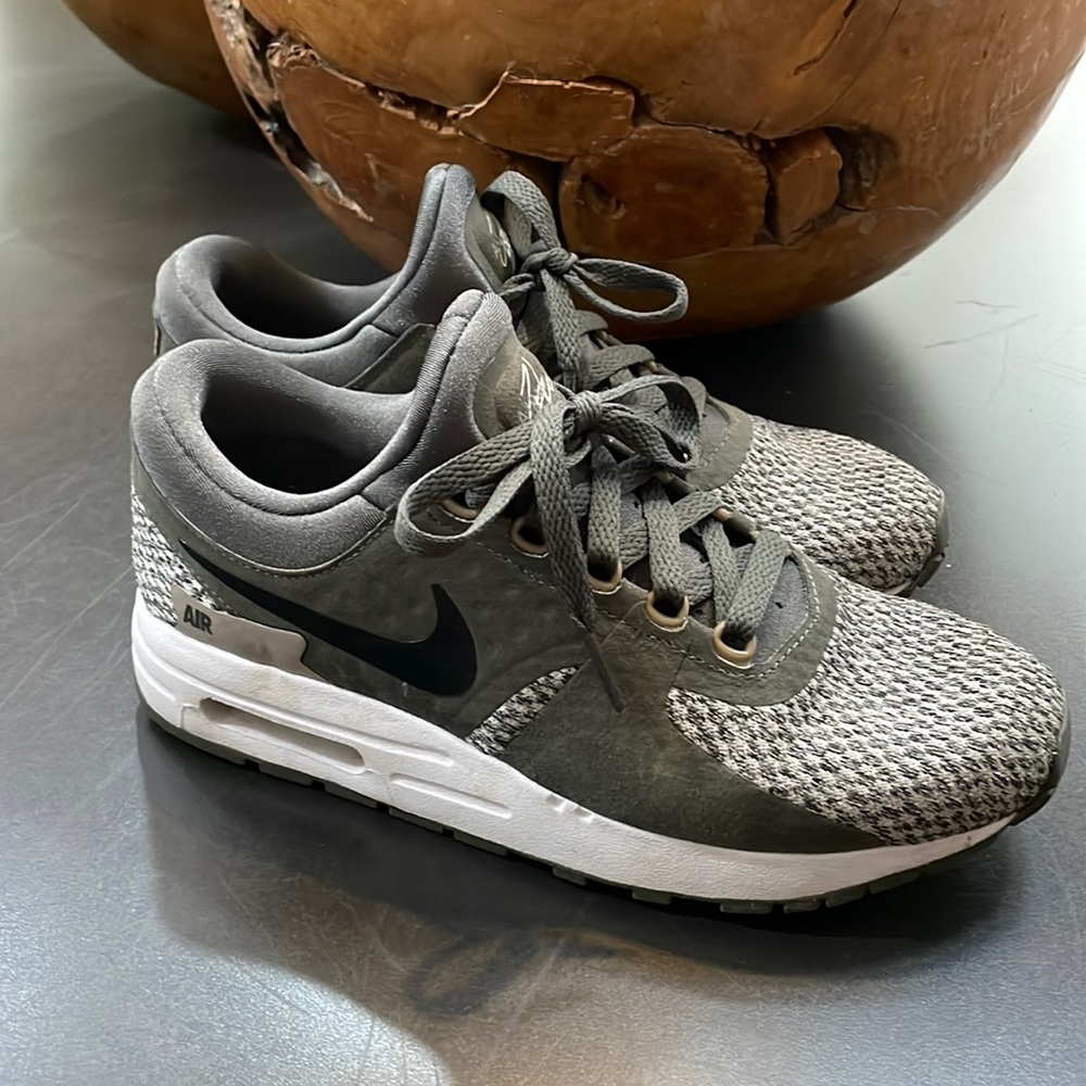 Barely worn Nike air shoes size 5 kids 6 women's no scuffs of visible wear .